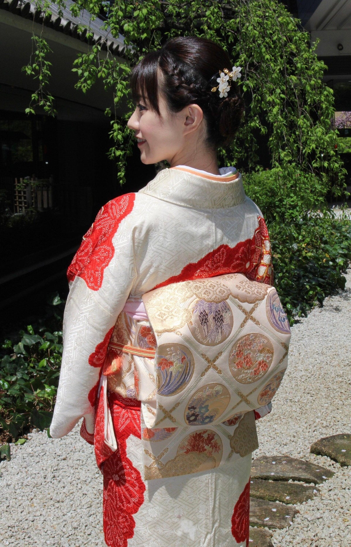 Comment mettre un kimono : obi noué dans le dos sur un kimono formel