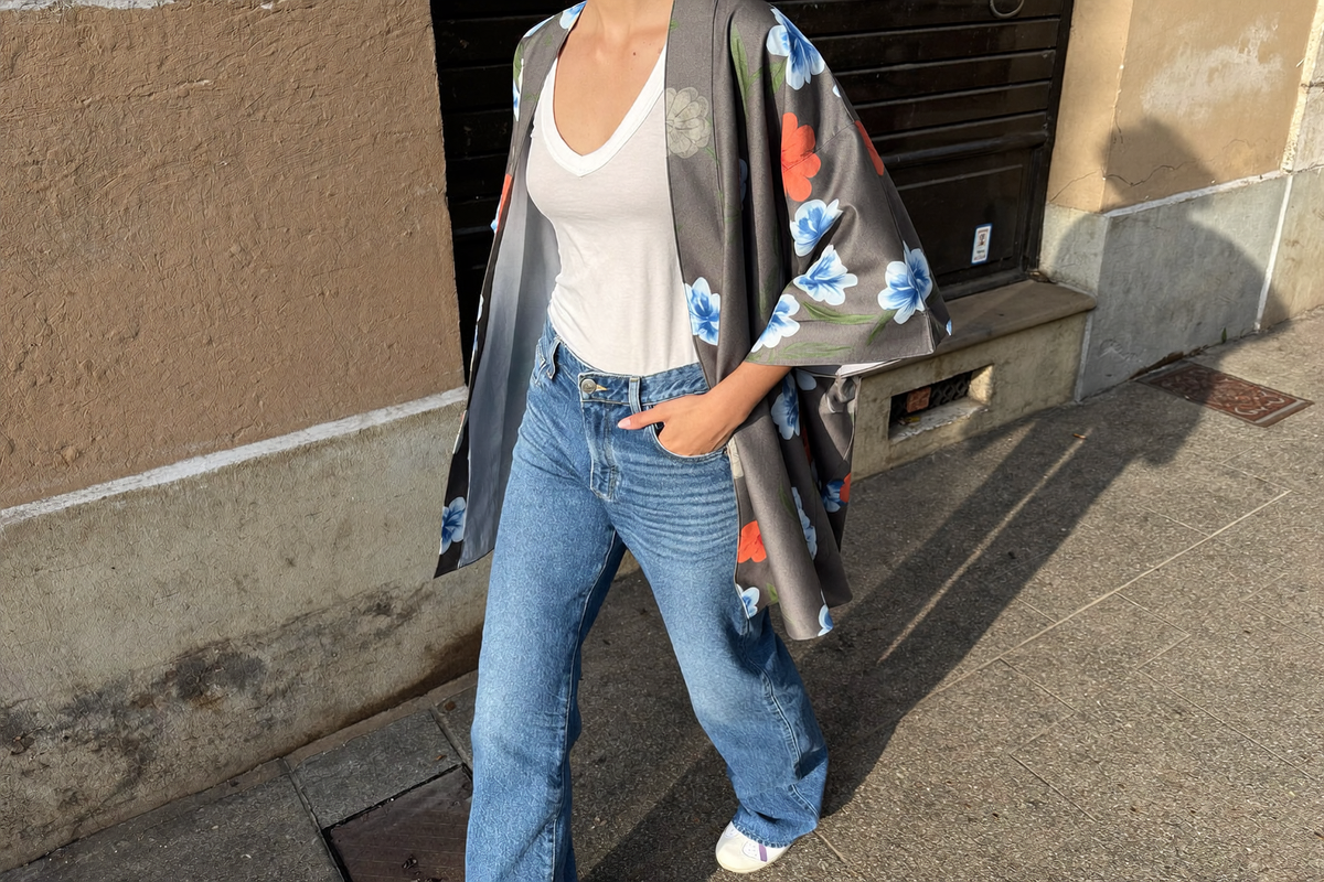 Comment porter un kimono court avec un jean taille haute et un débardeur blanc