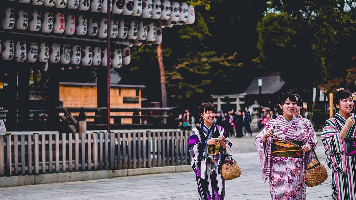 Femmes en kimono à Kyoto, Japon, pays dont le kimono est la tenue traditionnelle