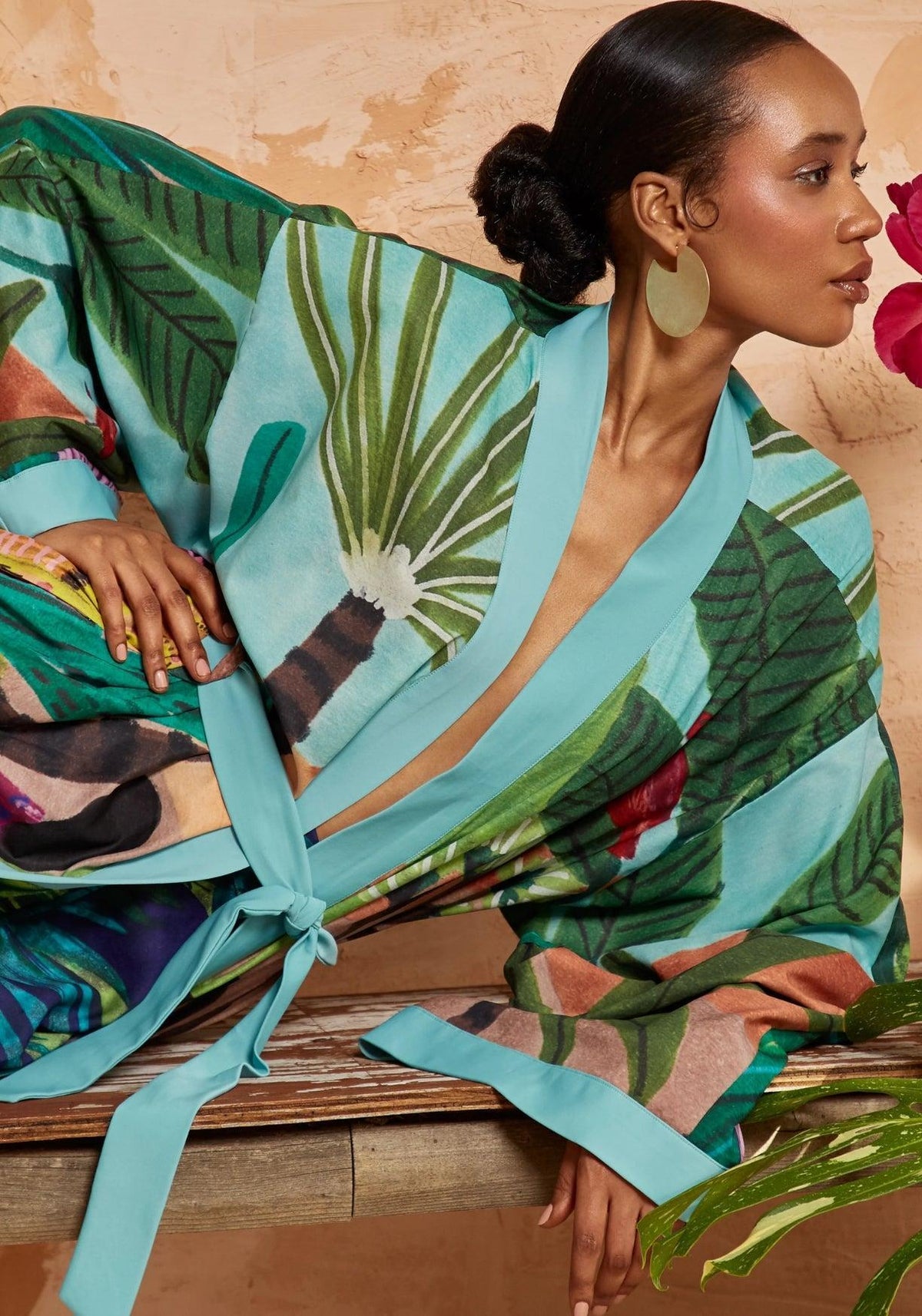 Kimono tropical femme porté en sur-veste