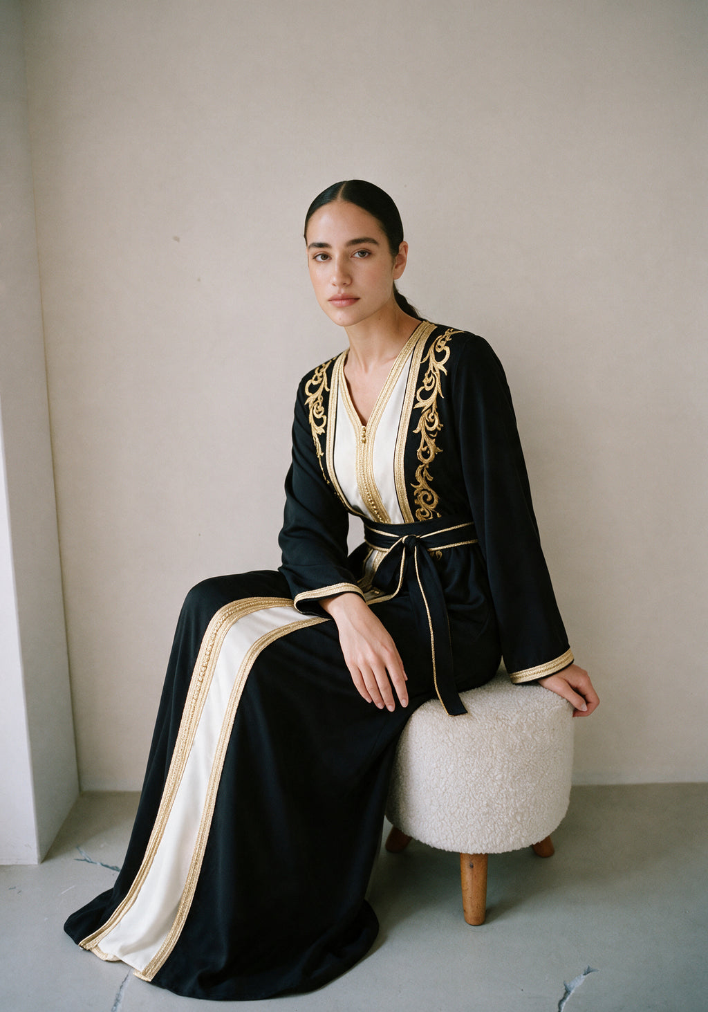Caftan simple noir porté par un mannequin