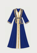 Caftan simple bleu roi brodé or - vue à plat