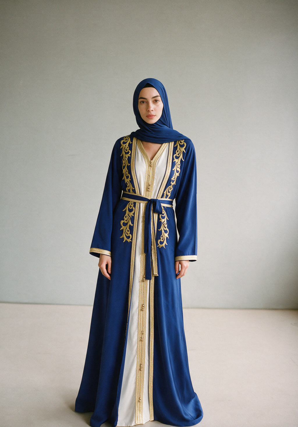 Caftan simple bleu roi porté par un mannequin voilé