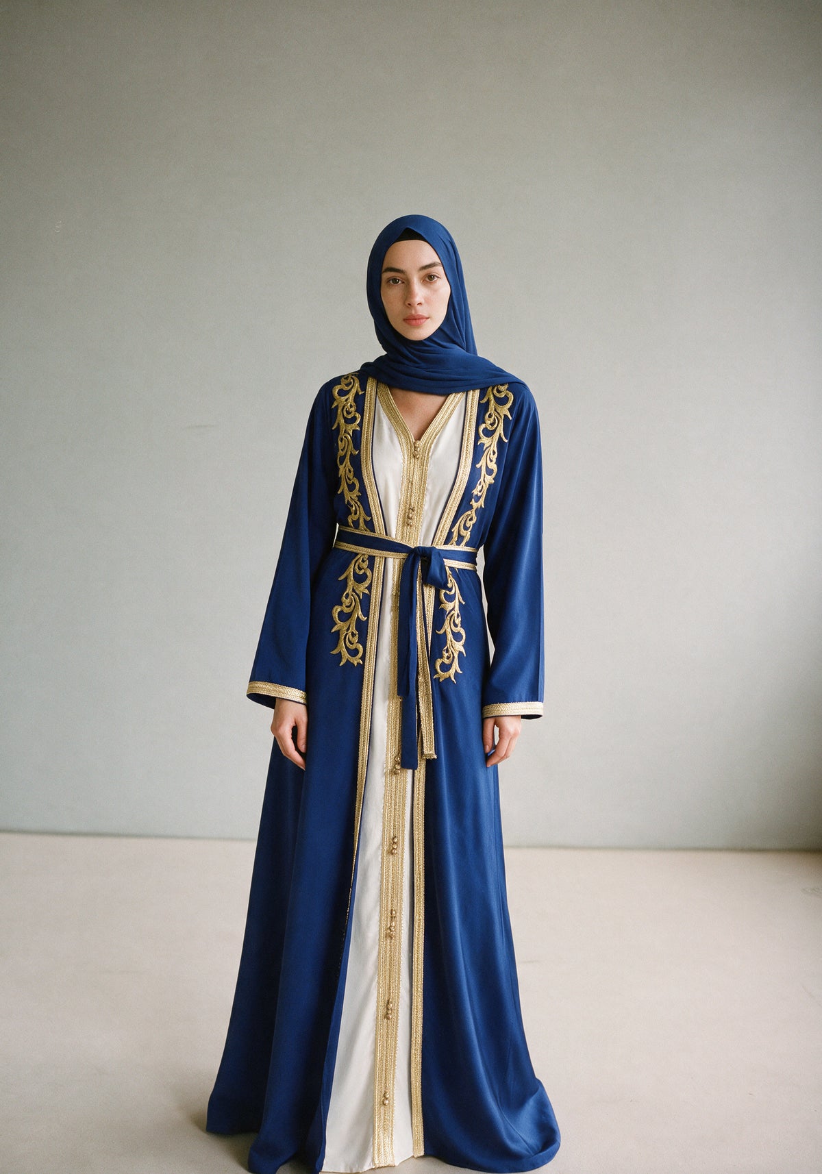 Caftan simple bleu roi porté par un mannequin voilé