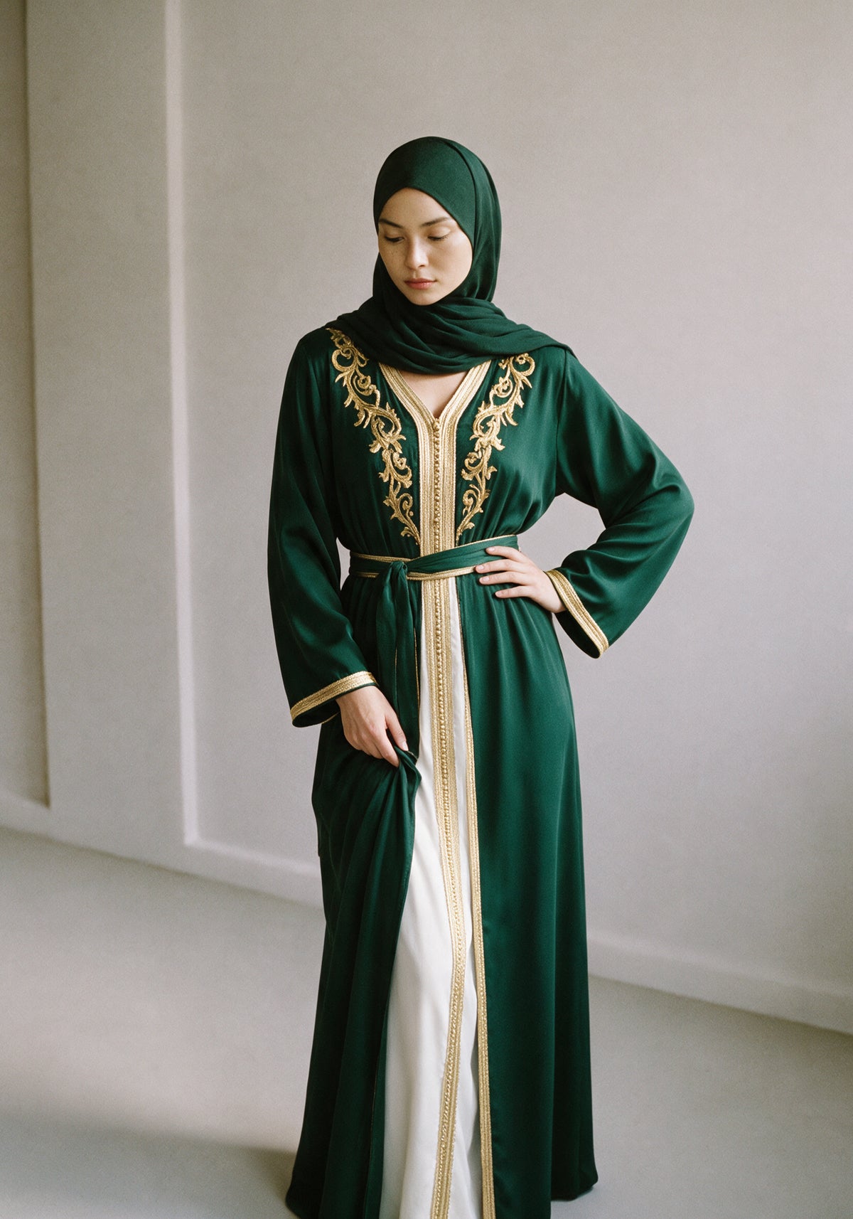 Caftan simple vert porté par un mannequin voilé