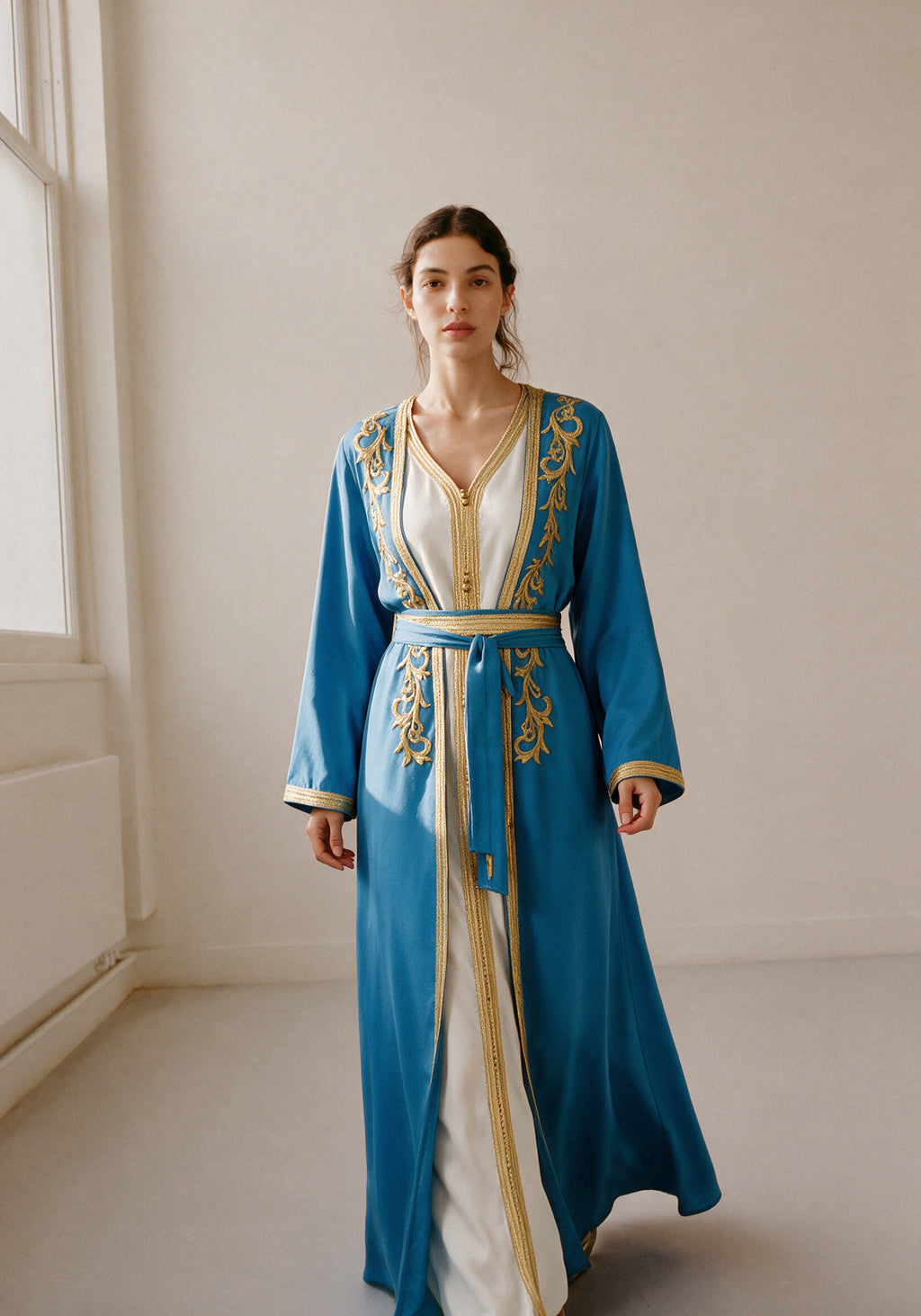 Caftan simple bleu lagon porté par un mannequin