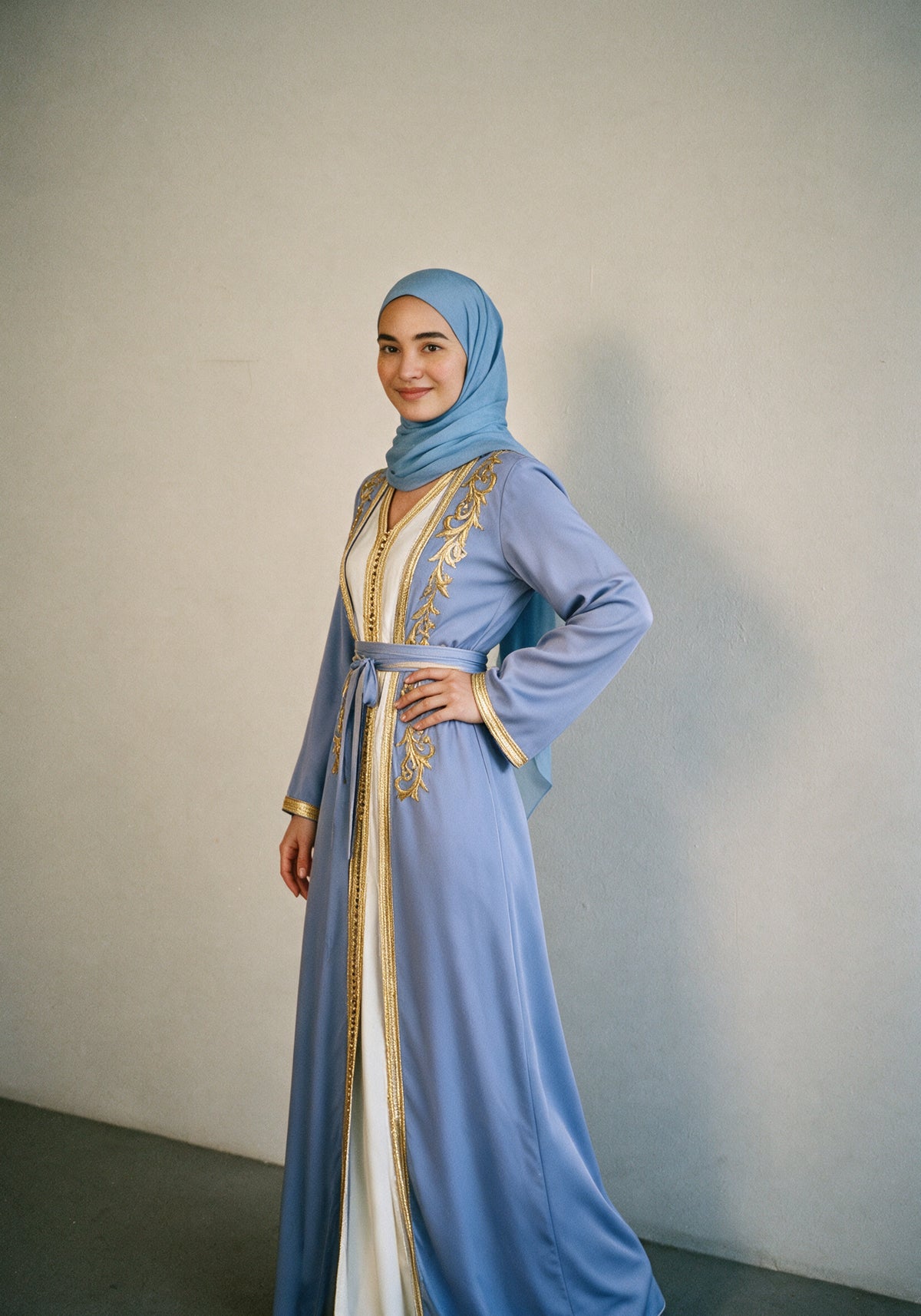Caftan simple bleu clair porté par un mannequin voilé