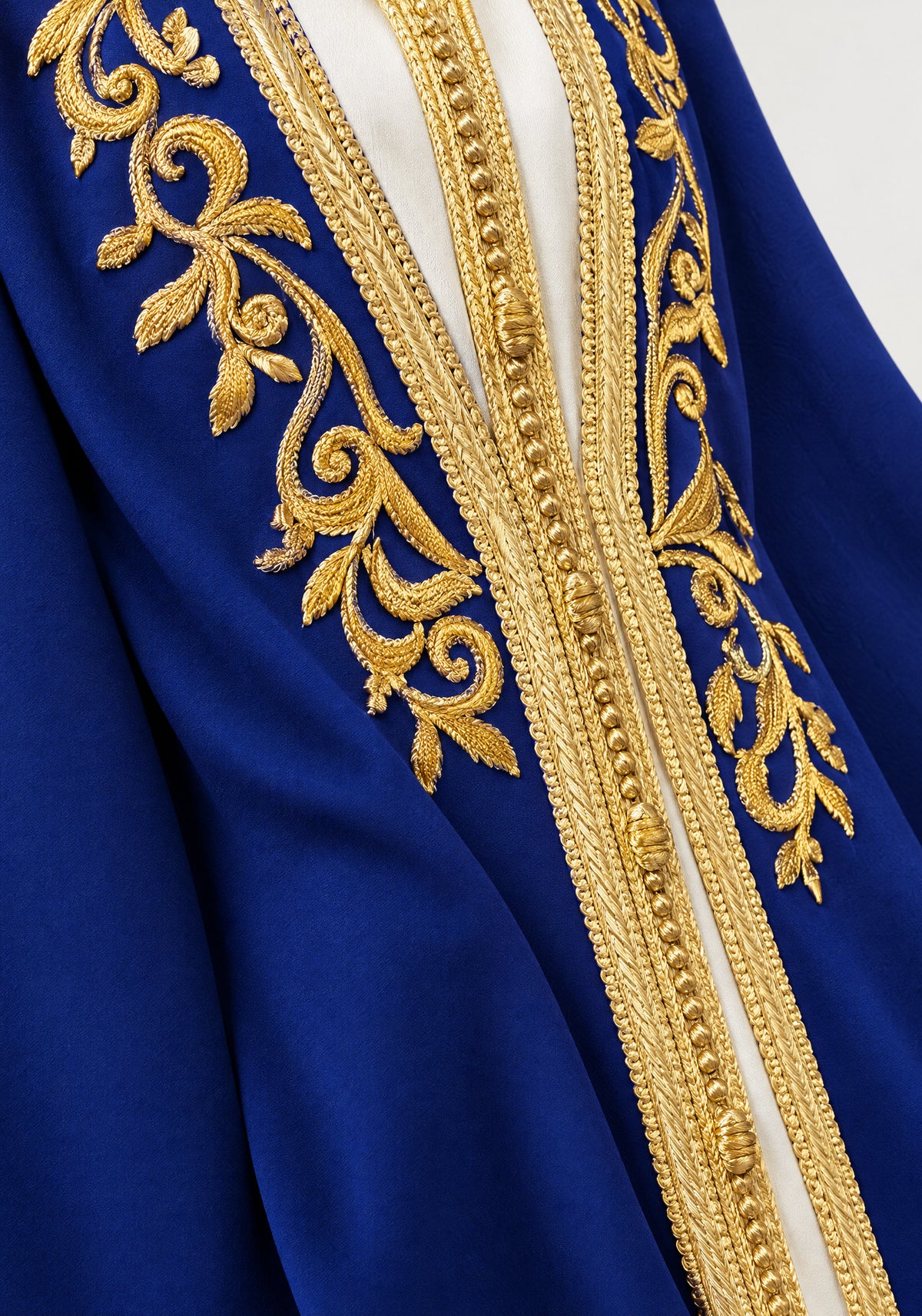 Caftan simple - gros plan sur la broderie dorée et le panneau ivoire