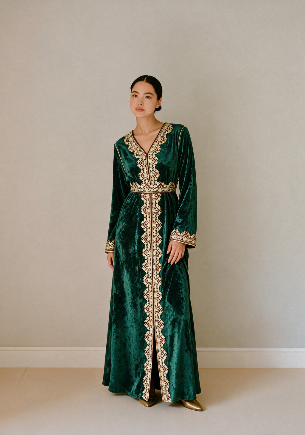 Caftan velours vert porté par un mannequin