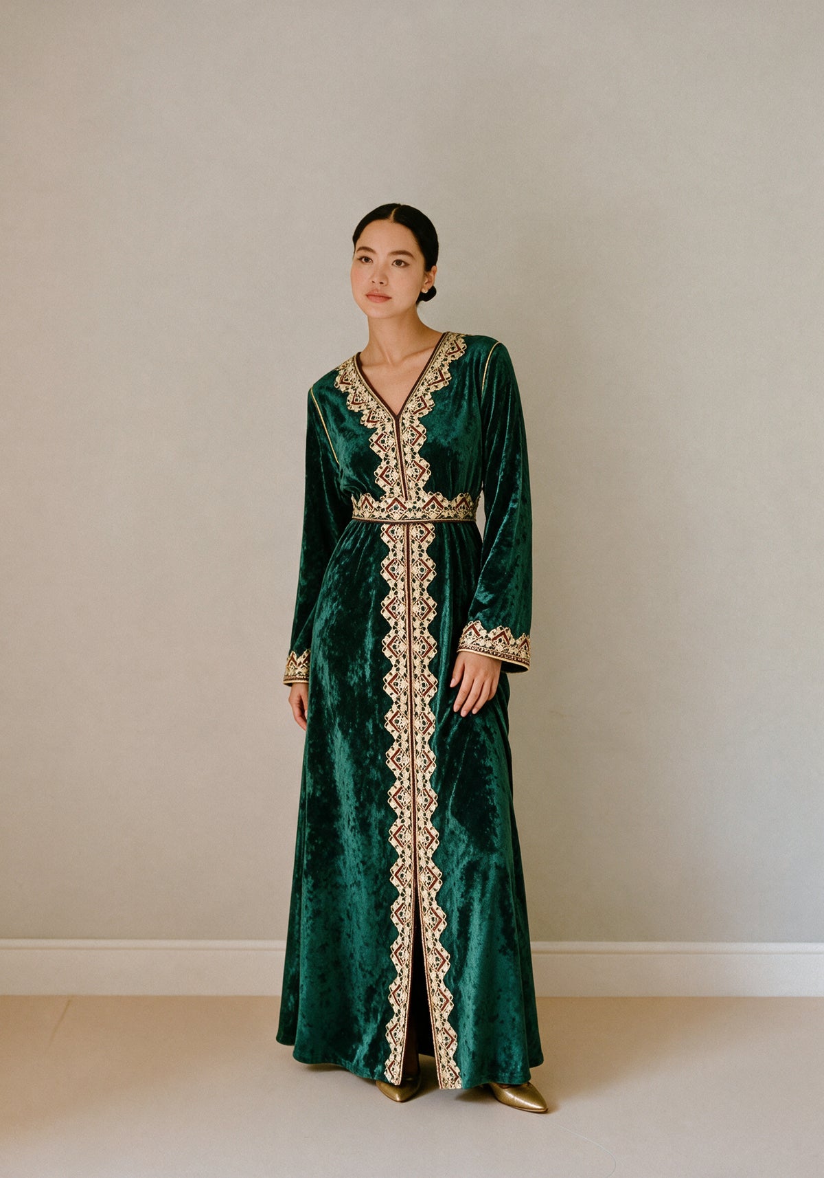 Caftan velours vert porté par un mannequin