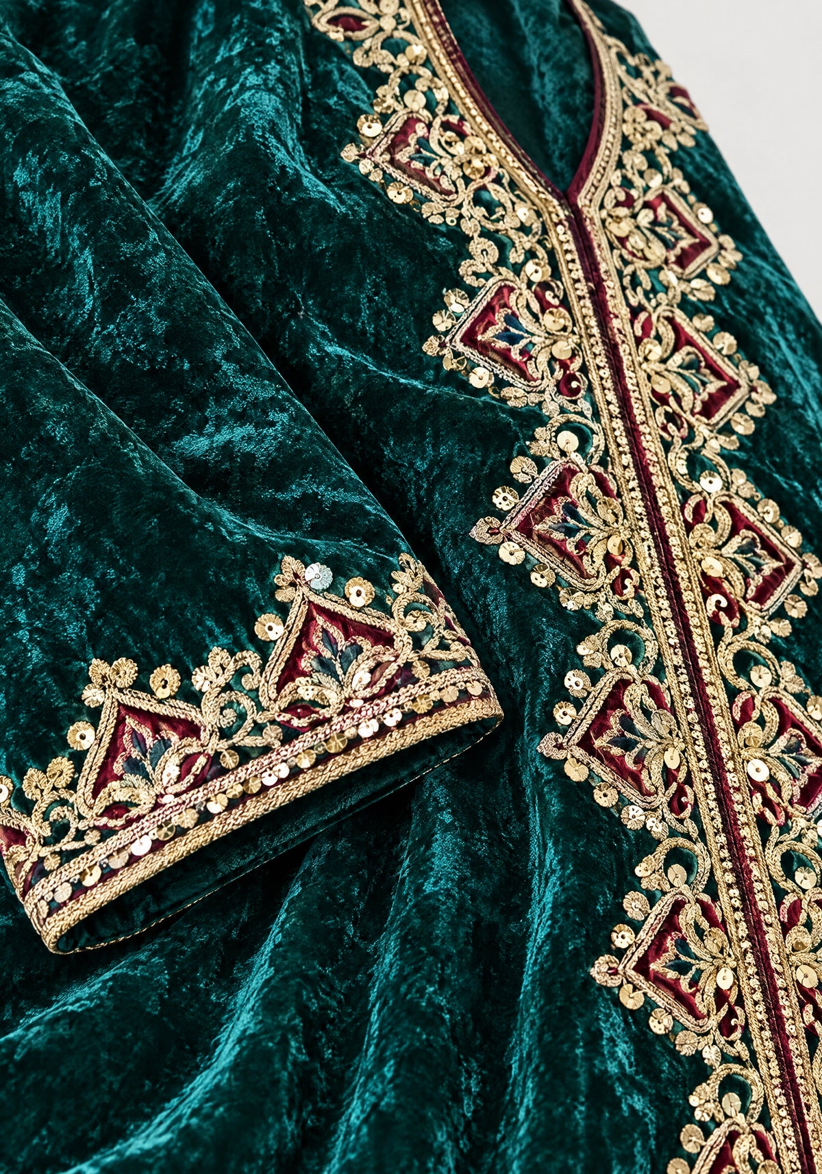 Caftan velours - gros plan sur le velours et la broderie dorée